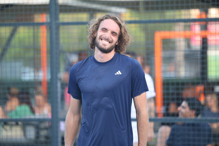 关于美国网球队力克德国网球队，西西帕斯完成帽子戏法的信息