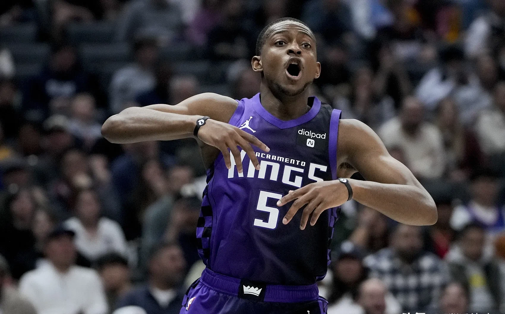 关于湖人B队爆冷掘金，字母哥高光表现的信息