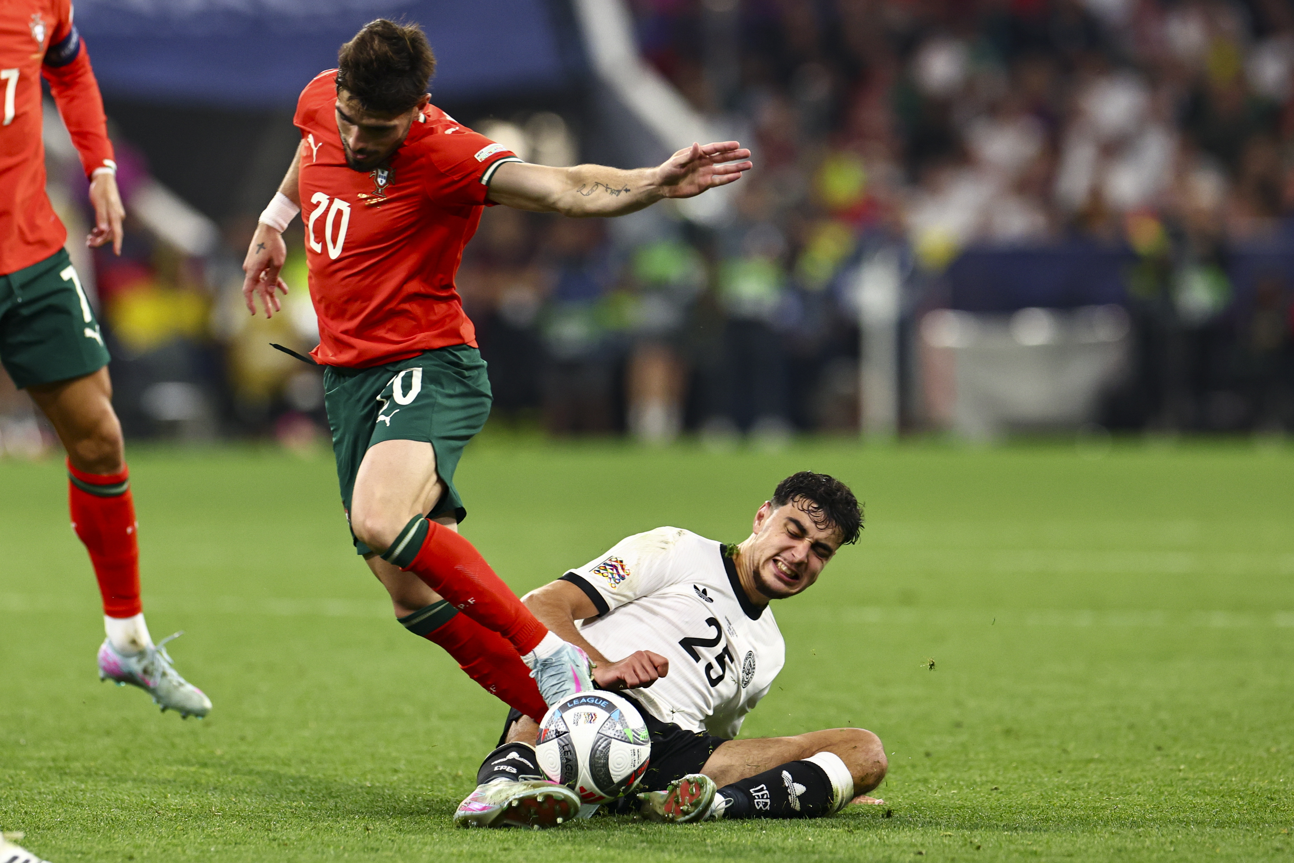 米兰体育app-葡萄牙荷兰硬仗连连，欧洲杯预选赛厮杀正酣