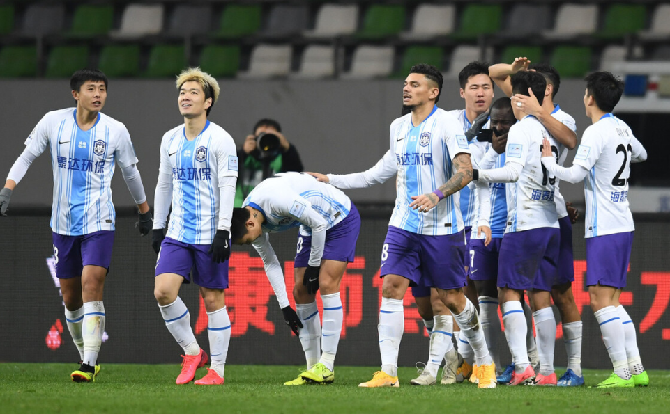 关于天津泰达队员发挥出色，取得比赛胜利的信息