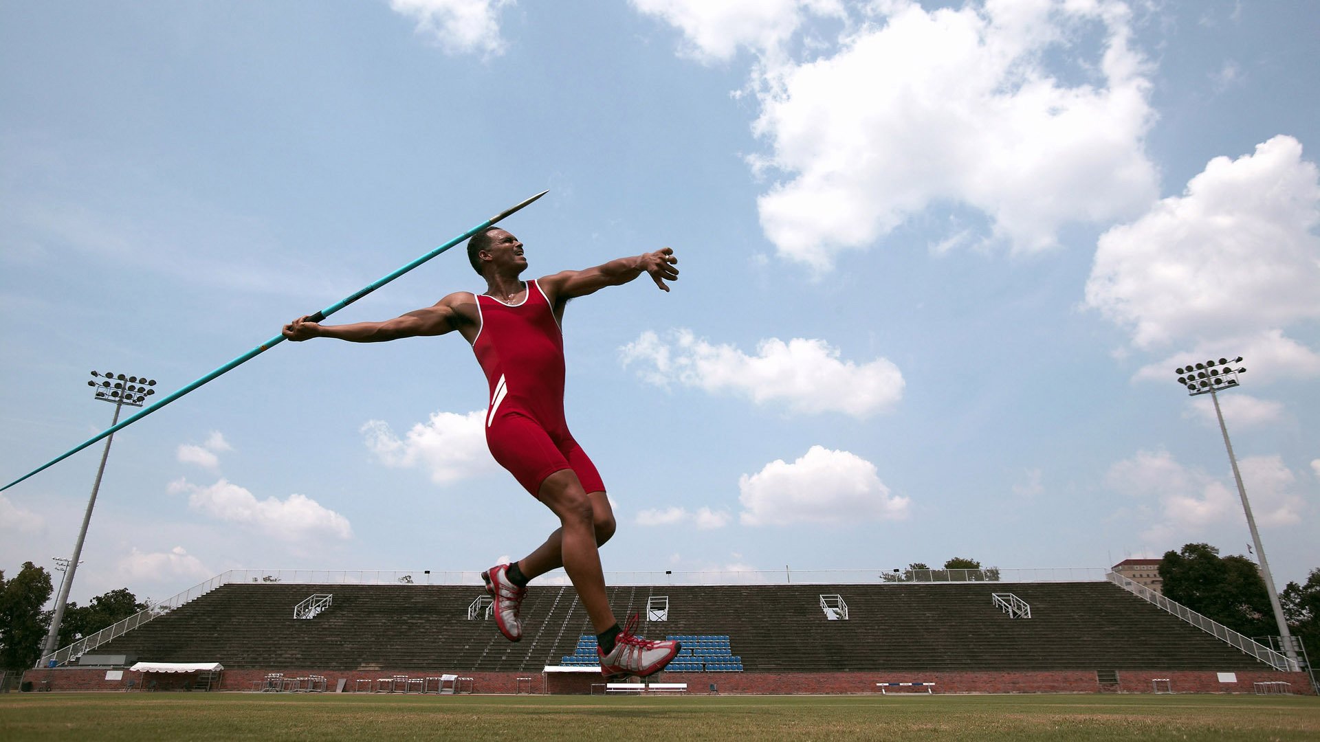 米兰捕鱼-北非雄鹰压制意甲豪强,阿尔及利亚元素如何主导那不勒斯之战,莱万式全能统治攻防两端